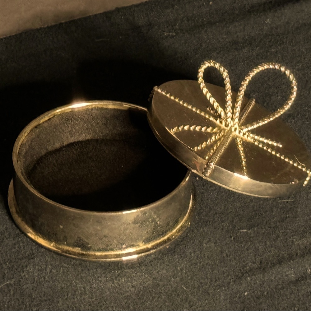 Vera Wang silver plate round jewelry box. Trinket box with bow.